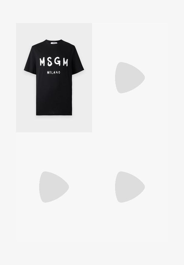 Zwarte katoenen t-shirt met gedurfde witte tekst "MSGM MILANO." Korte mouwen en een ronde hals. Soepele textuur met een relaxed fit.; Zwarte wijde broek gemaakt van lichtgewicht stof. Voorzien van een knoopsluiting, voorplooien en twee zijzakken.; Zwarte leren enkellaars met een glad oppervlak, ronde neus en een gouden walvismotief op de hak. Minimalistisch ontwerp.; Zwarte duffelbag van nylon met dubbele handvatten, een afneembare schouderband, een reliëflogo en een bagagelabel. Gladde textuur.