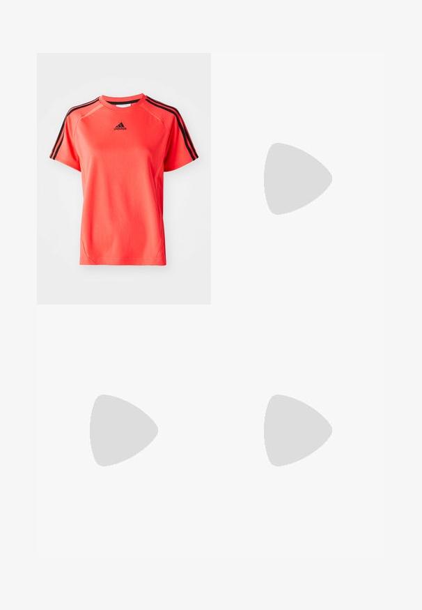 Kurze Ärmel, leuchtend korallfarbendes Sport-T-Shirt aus leichtem Stoff. Mit schwarzem Adidas-Logo und drei schwarzen Streifen auf jeder Schulter.; Weit geschnittene Jeanshosen in Hellblau, mit weißen Seitenstreifen und einem braunen karierten Bündchen. Hergestellt aus einem weichen, strukturierten Stoff.; Rote Wildleder- und Mesh-Sportschuhe mit weißen Streifen und Schnürsenkeln. Gummisohle. Getragen mit weißen gerippten Socken auf einer grünen strukturierten Oberfläche.; Blaue und weiße Handtasche mit glänzendem Finish, ausgestattet mit zwei blauen Griffen, einem abnehmbaren Schulterriemen und einem auffälligen blauen Logo auf der Vorderseite.