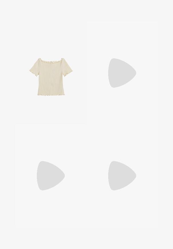 Haut crème à épaules dénudées avec des manches courtes, présentant une texture côtelée et des bords froncés aux poignets et au col. Pas de motifs ni d'accents.; Mini-jupe plissée blanche avec une taille à cordon et un tissu doux et structuré, posée à plat sur un fond blanc.; Sabot à enfiler avec motif peau de vache blanc et marron, doté d'une boucle dorée et d'une semelle en liège avec semelle blanche.; Sac bandoulière en cuir marron foncé avec une forme souple et décontractée et une anse nouée torsadée sur un fond blanc uni.