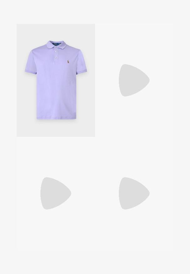 Lila polo met korte mouwen, knoopsluiting en klein geborduurd logo van een polospeler op de linkerborst.; Zwarte broek met een rechte pasvorm, gemaakt van gladde stof. Voorzien van een knoopsluiting aan de voorkant en subtiele stikdetails. Eenvoudig ontwerp zonder patronen.; Zwarte leren Chelsea-boot met elastische zijpanelen, trekhaak, afgeronde neus en robuuste zool met gripgroeven.; Zwarte leren riem met een zilveren rechthoekige gesp en een logo-accent. Heeft meerdere gaten voor verstelbare maat en een gladde textuur.