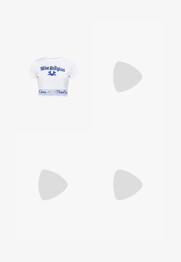 T-shirt court blanc à manches courtes avec texte bleu "True Religion Los Angeles" et bordure bleue décorative avec motifs floraux et calligraphiques.; Jean bleu foncé à jambes larges avec poches avant, passants de ceinture, bouton et fermeture éclair, présenté sur fond blanc.; Baskets en cuir blanc avec une semelle épaisse, design à lacets et branding subtil. Présentent une texture lisse et un bout arrondi.; Sac à main en cuir verni noir avec une forme incurvée, présentant des ferrures en argent, des boucles décoratives et une bandoulière courte. Étiquette bleue attachée.
