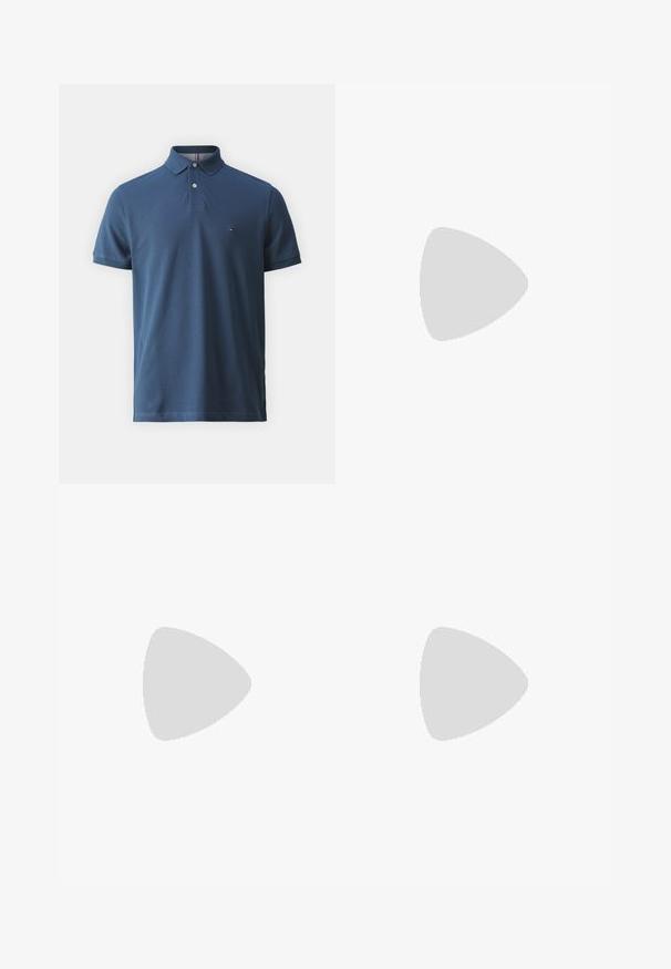 Dunkelblaues Poloshirt aus Baumwolle mit kurzen Ärmeln, einem Kragen und zwei Knöpfen. Verfügt über ein kleines Logo auf der linken Brust.; Helle Blaue Jeans aus Denim mit geradem Bein, fünf Taschen, Knopfverschluss und subtiler Verblassung für Textur.; Schwarze Leder-Stiefeletten mit glatter Textur, abgerundeter Spitze und schwarzer Gummisohle. Verfügt über ein Schnürdesign und eine Fersenschlaufe für ein einfaches Anziehen.; Brauner Leder-Gürtel mit glatter Textur, silberner Metallschnalle und einem kleinen Logo-Akzent in Rot, Weiß und Blau in der Nähe der Schnalle.