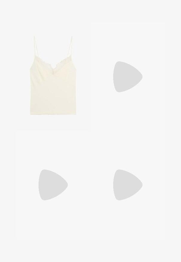 Hvid ærmeløs camisole med blondekant langs V-udskæringen og tynde skulderstropper, designet til kvinder.; Sort omslagsnederdel lavet af tekstureret stof med knyttet talje, lige silhuet og en let frynset kant. Ingen synlige mønstre eller accenter.; Sort flad sandal med tynde remme, tåloop og anklerem med en lille rund spænde, vist i sideprofil.; Blød sort læder clutch taske med en rundet ramme og en lille lukning i toppen midt på.