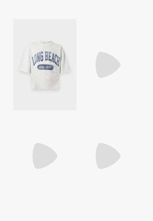 Lysegrå sweatshirt med korte ærmer og rund hals med blåt tryk "LONG BEACH ATHL. DEPT." foran.; Denim shorts i en mellemmel tone med opkrøllede manchetter, fem-lomme design, messingknaplukning og kontraststing.; Hvid lædersneaker med sort hælafslutning, rund tå, flad hvid sål og snørelukning. Minimale perforeringer på siderne.; Blå lærredstote taske med frontlomme og rød "O.N.S" broderi, med to håndtag og en justerbar skulderrem.