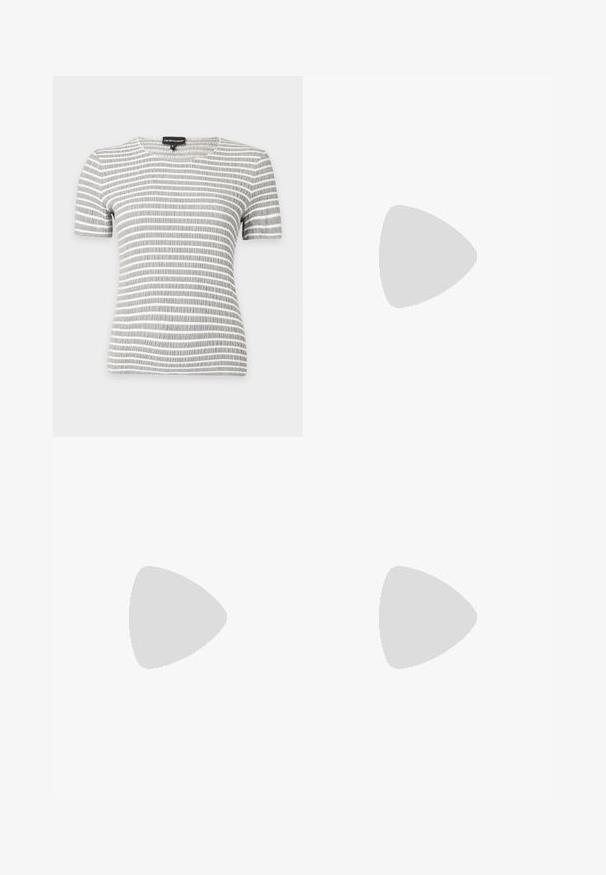 Grijs-wit horizontaal gestreept T-shirt met korte mouwen, een ronde halslijn en een gestructureerde stof op een effen achtergrond.; Donkerblauwe denim wijde jeans met een hoge taille, voorzakken en contrasterende oranje stiksels. Bevat een metalen knoopsluiting.; Zwarte leren ballerina met een ronde neus, gladde textuur, minimale stikdetails en een flexibele zoolontwerp.; Zwarte rechthoekige lederen handtas met twee dunne schouderbandjes tegen een effen lichte achtergrond.