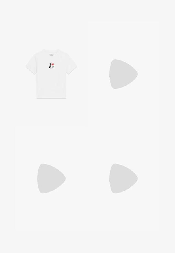 Camiseta blanca de manga corta con "I [corazón rojo] GJ" impreso en negro y rojo en el centro del pecho, etiqueta de Guess Jeans dentro del cuello.; Pantalones de cuero rojo con un acabado texturizado, que cuentan con dos bolsillos frontales con cremallera y un diseño ajustado que se ensancha ligeramente en el tobillo.; Zueco de goma negro con agujeros de ventilación, tacón elevado, correa trasera y suela texturizada. Acabado liso con un diseño minimalista.; Gafas de sol negras de gran tamaño con un acabado brillante, lentes cuadrados y acentos dorados en las patillas. Presentan un diseño audaz y voluminoso.