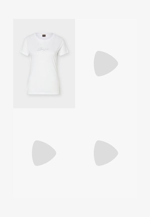 Hvid, kortærmet tætsiddende T-shirt med rund halsudskæring og rhinstenbesat "Boss"-logo skrevet i midten af brystet.; Lyseblå denimjeans med høj talje, knap- og lynlåslukning, forlommer og let udvidede ben.; Hvide lædersneakers med en beige ruskindsdetalje. Har en rund tå, flade snørebånd og en tekstureret sål. Lacoste-logo på siden.; Sort skuldertaske med tekstur, sølv lynlås og lille sølv krokodillelogo foran mod ensfarvet baggrund.
