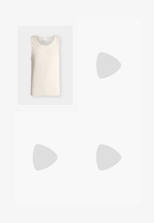 Ärmelloses, geripptes cremefarbenes Tanktop mit Rundhalsausschnitt und dezentem "LES DEUX"-Stick auf der Brust.; Schwarze knielange Shorts mit Gürtelschlaufen, Vorderfalten und einem verdeckten vorderen Verschluss, auf weißem Hintergrund dargestellt.; Schwarze Lederclogs mit abgerundetem Zehenbereich, niedrigem Absatz und schlupfendem Design. Merkmale sind eine glatte Textur und dezente Nähte auf dem Obermaterial.; Schwarze ovale Sonnenbrille mit dunkel getönten Gläsern und dicken glänzenden Fassungen, von vorne auf weißem Hintergrund gezeigt.