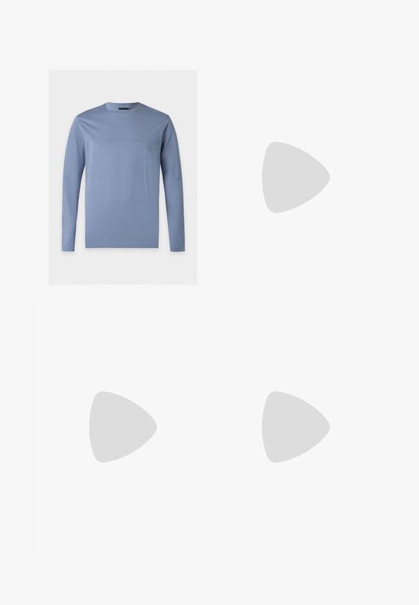 Chemise bleu clair à manches longues avec col rond et logo Emporio Armani en relief centré sur la poitrine, fond blanc.; Jeans oversize bleu clair avec un délavage, featuring une fermeture à un bouton, cinq poches et des coutures contrastées.; Baskets en daim beige avec une finition texturée, un bout arrondi et des lacets ton sur ton. Elles présentent une semelle en caoutchouc épaisse et un branding discret sur le talon.; Sac banane en tissu marron foncé avec poche zippée en diagonale et petit logo blanc sur le devant, sur un fond clair uni.