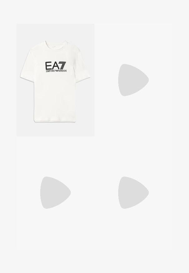Camiseta blanca de algodón con un logo negro de EA7 y el texto "EMPORIO ARMANI". Mangas cortas, cuello redondo, corte regular, textura suave.; Pantalones de chándal negros hechos de una mezcla de algodón, con una cinturilla elástica, piernas estrechas, puños acanalados y estampado de logo blanco en el lateral.; Zapatilla blanca de corte bajo con pestaña en el talón gris, cordones blancos y suela texturizada, presentada sobre un fondo claro y liso.; Bolso de hombro negro de nailon con una correa de contraste, forma rectangular elegante, detalle del logo y un bolsillo con cremallera en la parte frontal.
