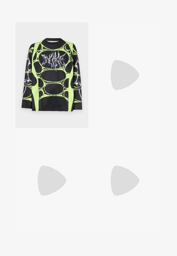 Camiseta deportiva negra de manga larga con patrón abstracto verde y logo gráfico plateado. Fabricada con material ligero y elástico.; Pantalones cortos de carga negros hechos de algodón, con múltiples bolsillos, parches bordados en rojo, azul y verde, y un cierre de botón en la cintura.; Zapatilla deportiva negra con parte superior de malla, mediopie blanca y amortiguación de aire visible en el talón. Diseño elegante con sutiles acentos plateados.; Gafas de sol negras con un marco curvado y lentes oscuros. Presentan un acabado mate y el nombre de la marca "ARNETTE" en el lateral.