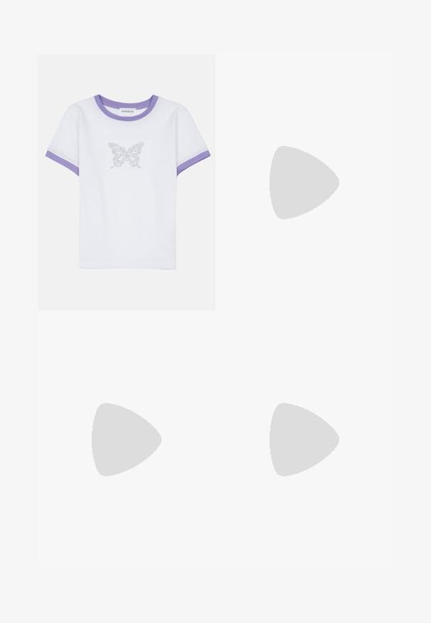Hvid bomulds t-shirt med korte ærmer, lilla ribbet halsudskæring og rib, prydet med et sommerfuglemotiv lavet af rhinsten på fronten.; Mørkeblå, viddeudvidede jeans lavet af denim, med fem lommer, kontrastsyninger og lukning med knap samt dekorative detaljer foran.; Sort sandal med chunky sål, to brede stropper foran, ankelstrop og sølvspænde på hvid baggrund.; Sort perlehandtaske med en buet silhuet, bærehåndtag og blank overflade. Båret med højhælede sorte sko og tætsiddende sorte shorts.