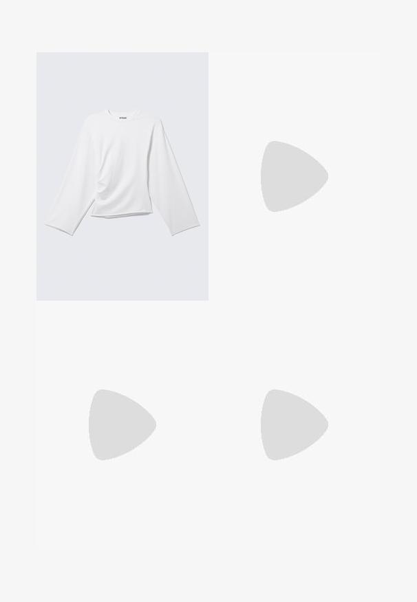 Camiseta blanca lisa de manga larga con cuello redondo, con un sutil detalle de drapeado en el frente y un ajuste ligeramente holgado.; Pantalones beige plisados con cintura alta y puños elásticos, confeccionados con un tejido suave adecuado para uso casual.; Sandalia tipo slip-on de ante marrón con plantilla de corcho, presenta un diseño con recortes y suela de goma negra texturizada. Logo de la marca visible en el lateral.; Gafas de sol de carey con forma rectangular, lentes marrones, montura de plástico suave y varillas delgadas que presentan sutiles patrones tonales.