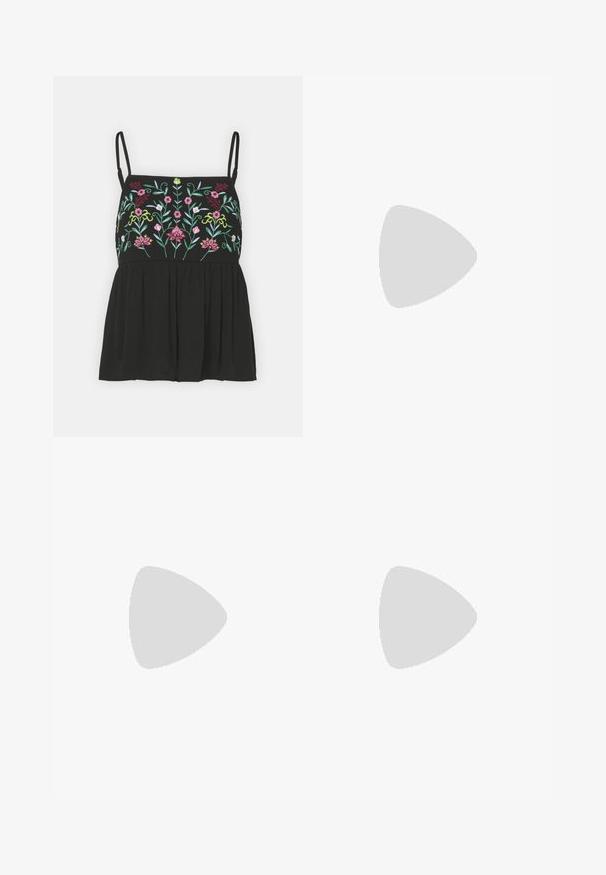 Zwarte top met dunne bandjes, voorzien van kleurrijke bloemengestikte op de buste en een losse, ge gathered taille. Zachte stoftextuur.; Zwarte wijde broek gemaakt van katoenen stof. Voorzien van een elastische tailleband en een gladde, gestructureerde afwerking. Geen zichtbare patronen of accenten.; Zwarte platte sandaal met enkelriempje, teenstuk en zilveren gesp op een gladde zool, zijaanzicht op witte achtergrond.; Zwarte rechthoekige zonnebril met gele lenzen. Kenmerken zijn onder andere dikke monturen en een hoekig ontwerp met een gladde, glanzende afwerking.
