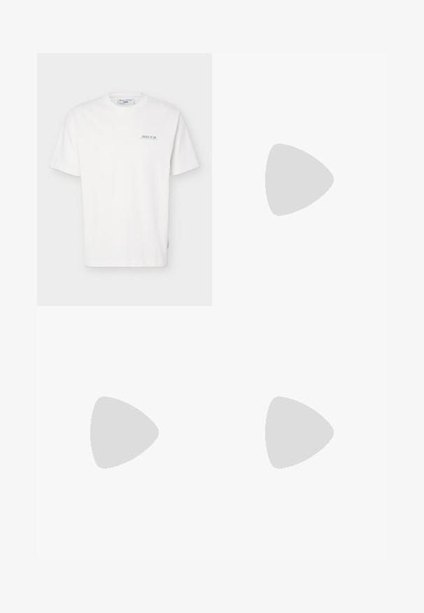 Weißes T-Shirt mit kurzen Ärmeln und rundem Ausschnitt, mit kleinem grünen Text „JUICE IT UP Marc O'Polo Denim“ auf der linken Brustseite.; Schwarze gerade geschnittene Hosen mit Fronttaschen, Knopfverschluss und Gürtelschlaufen, vor einem weißen Hintergrund präsentiert.; Schwarze Lederloafer mit runder Zehenform, ausgestattet mit einem gesteppten Design, niedrigem Plattformsohle und einer strukturierten, genoppten Gummisohle.; Schwarze Leder-Crossbody-Tasche mit strukturierter Oberfläche, ausgestattet mit einer vorderen Reißverschlusstasche, verstellbarem Riemen und metallenen Hardware-Details.