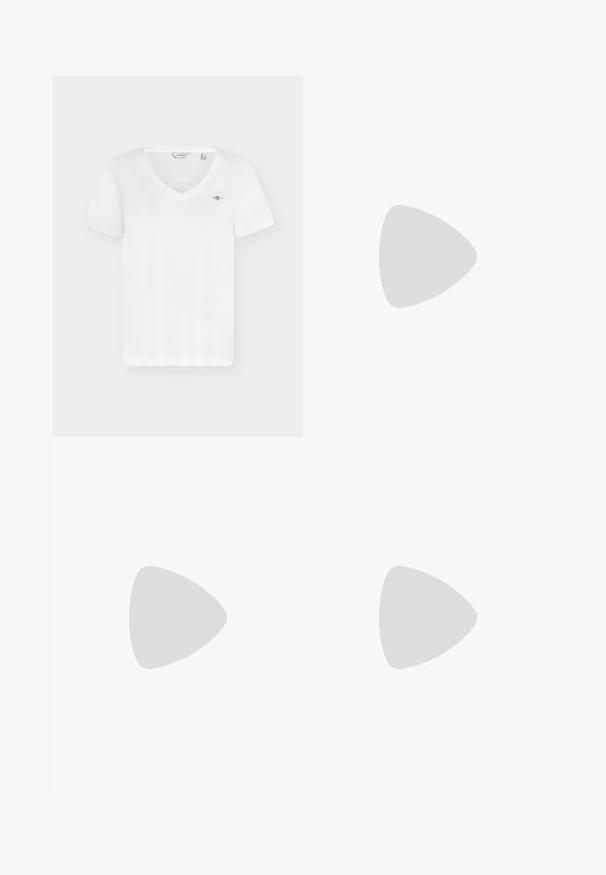 Hvid T-shirt med kort ærme og V-hals med lille broderet logo på venstre bryst og GANT mærke indeni kraven.; Sorte skræddersyede bukser med lige ben, lavet af glat stof. Har en talje med ingen synlige lukninger eller lommer.; Selected ASHLEY - Mules med hæl - black; Sorte sekskantede solbriller med gradientlinser, med en glat overflade og diskret branding på stængerne. Holdbar plastkonstruktion.