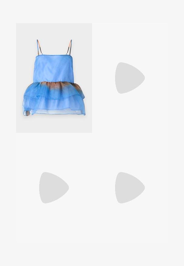 Blauwe gelaagde mouwloze top van een doorzichtig, lichtgewicht materiaal. Heeft een verloop van blauw naar bruin aan de onderkant en verstelbare bandjes.; Asymmetrische doorzichtige wikkelrok met blauw, groen en beige gradientpatroon, vastgemaakt met een decoratieve kralenriem en ronde gesp.; Lichtblauwe haksandalen, gemaakt van glad rubber, met een sculpturaal ontwerp van golvende banden en een stevige hak.; Zachte witte handtas met een afgeronde rechthoekige handgreep en een losse, gladde textuur op een lichte achtergrond.