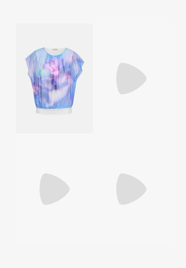 Blusa transparente con mangas cortas en degradado morado y azul con estampados florales y de plumas, cuello redondo blanco y banda en el dobladillo.; Vaqueros de pierna ancha azul oscuro con una cintura alta, hechos de denim, con un ligero desgaste, bolsillos delanteros y un cierre de botón clásico.; Zapato de mujer beige con punta afilada y talón bajo tipo kitten, flotando sobre un suelo gris con fondo oscuro desenfocado.; Bolso bandolera de cuero marrón con patrón floral troquelado, cierre dorado rectangular de giro y correa de hombro ajustable.