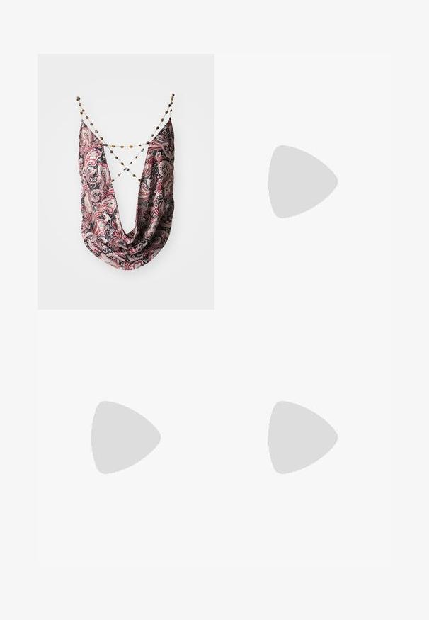 Bufanda con patrón de paisley en negro y rojo con un diseño drapeado. Presenta un conector de cadena con cuentas de varios colores. Textura de tela suave.; Falda de cuero sintético negro con grandes hebillas metálicas, detalles de ojales y flecos en el dobladillo. Diseño estructurado con múltiples cinturones.; Botas de cowboy de cuero marrón con costuras en forma de llama, cremallera lateral, tachuelas plateadas, punta puntiaguda y tacón apilado.; Bolso de mano de cuero negro con forma curva, adornado con tachuelas plateadas, cuenta con cierre de cremallera y una sola correa ajustable.