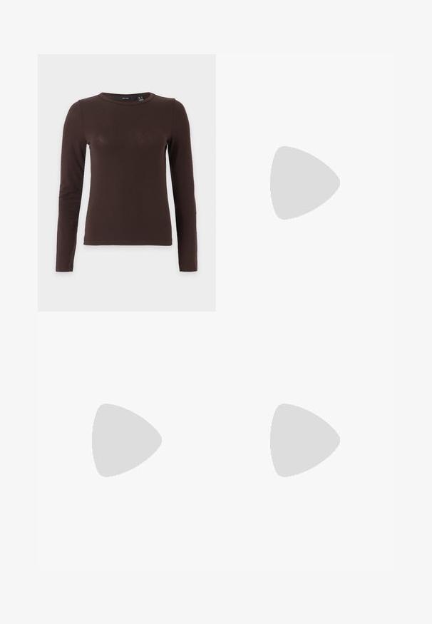T-shirt marron foncé, manches longues, col rond ajusté, présenté à plat sur un fond clair uni.; Pantalon marron ajusté avec une texture lisse, doté d'une taille haute et de détails de couture verticale à l'avant, design à jambes droites.; Chaussure à talon haut en cuir marron foncé à bout pointu, avec bride à la cheville et boucle argentée sur fond blanc.; Sac à main rectangulaire en cuir noir avec une longue bandoulière unique et une finition brillante, présenté sur un fond blanc uni.