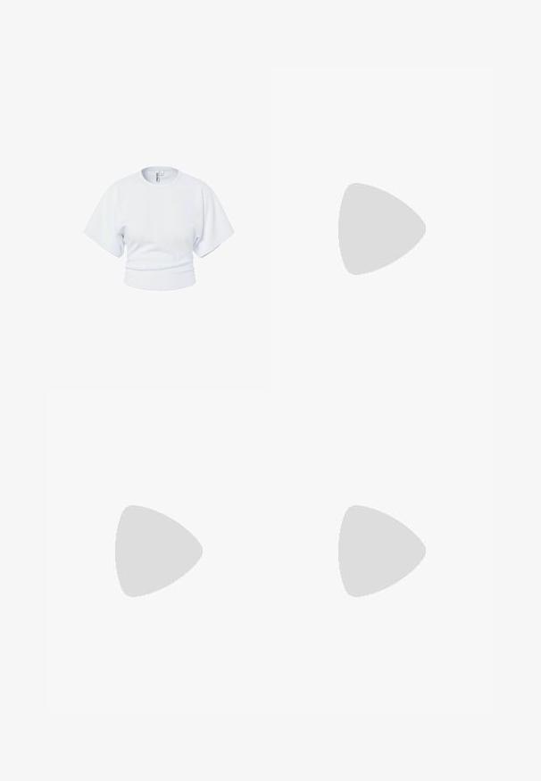 Valge lühike crop t-särk lühikeste laiade varrukatega ja ümmarguse kaelusega, esitatud valgel taustal.; Musthave mustriba mustriba, millel on esi lõhik, on valmistatud kerge kangaga. Omab klassikalist vööd ja peeneid külge taskuid.; Must nahast slingback-kingad terava varba ja madala kassi kontsaga neutraalsel taustal.; Mustad mustad päikeseprillid tumeroheline läätsedega, julgete raamide ja hõbedaste aksessuaaridega külgedel. Valmistatud Itaalias.