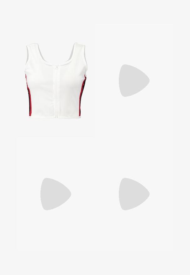 Hvid cropped tank top med lynlås foran, der har røde og sorte sidelister. Fremstillet af glat, strækbart materiale.; Hvide sportbukser med en afslappet pasform, sorte sidelapper og trykknapper. Inkluderer en elastisk talje med snore.; Hvid lavtop lærredssneakers med hvide snørebånd, sorte striber på sålen og gummieret tekstureret tåhætte, sidevendt på hvid baggrund.; Sølv hoops øreringe med et tyndt, glat design; langstrakt oval form; poleret finish; har en sikker krog lukning.
