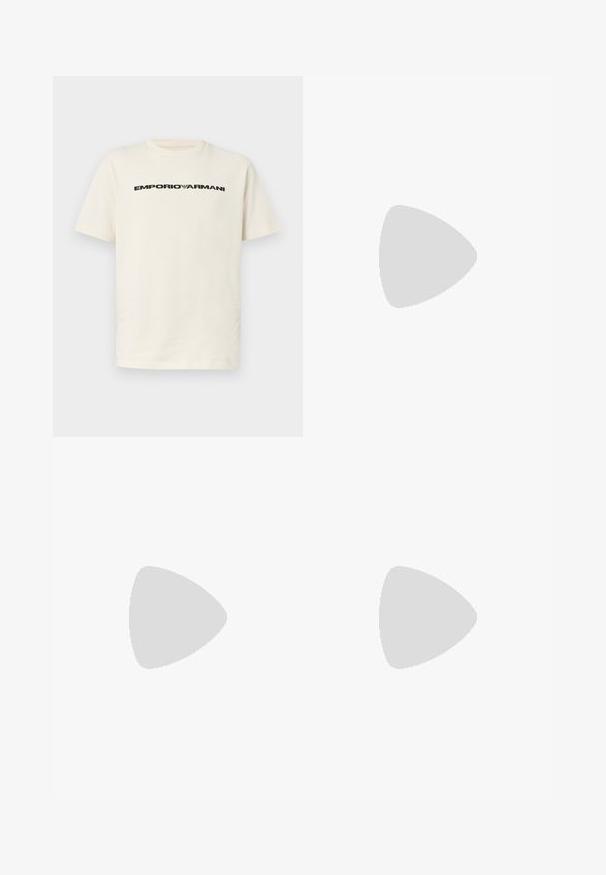 Valkoishtava lyhythihainen T-paita, jossa on musta "EMPORIO ARMANI" -teksti ja kotka-logo rinnan keskellä, pyöreä kaulus.; Tummansiniset farkut rentoa mallia, joissa on hillitty kulutus, suora lahje ja klassinen viiden taskun muotoilu.; Filippa K DERBY - Klassiset nauhakengät - black; Kultakehyksiset suorakaiteen muotoiset aurinkolasit, joissa on tummat linssit ja mustat sankojen päät, lepäävät vaalealla pinnalla.