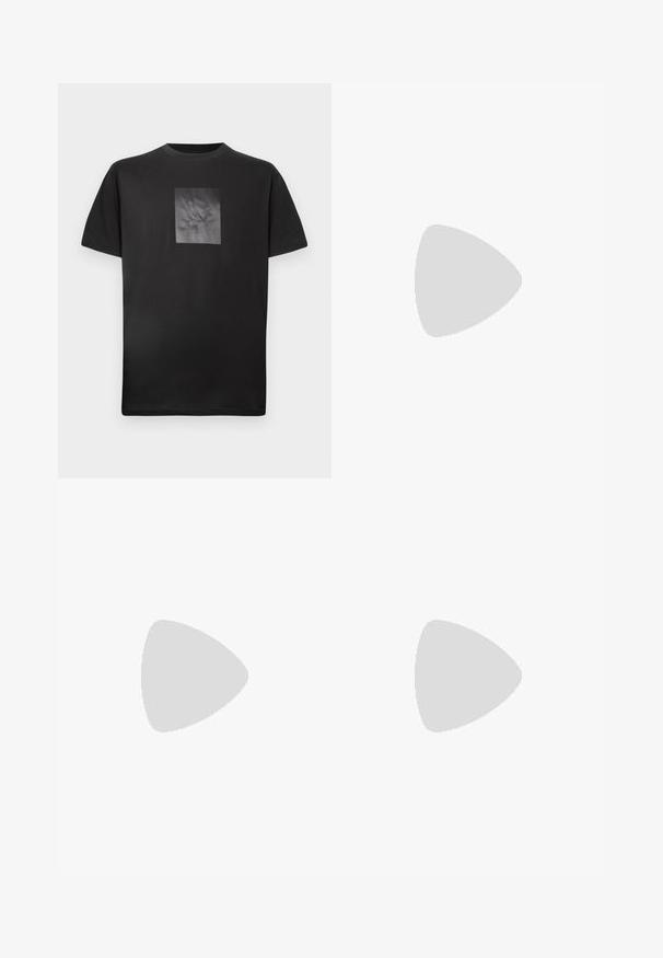 Μαύρο βαμβακερό t-shirt με ένα τετράγωνο, υφασμάτινο γραφικό στο μπροστά μέρος που διαθέτει ένα στιλιζαρισμένο λογότυπο. Κοντά μανίκια και στρογγυλή λαιμόκοψη.; Μαύρο στενό παντελόνι φόρμας με ελαστική μέση και μανσέτες, με διακριτικό υφασμάτινο μοτίβο και πλαϊνές τσέπες.; Λευκό δερμάτινο αθλητικό παπούτσι με στρογγυλεμένη μύτη, επίπεδη σόλα και κλείσιμο με κορδόνια. Διαθέτει ραφές ως διακοσμητικά στοιχεία και επενδεδυμένο γιακά για άνεση.; Μαύρη τετράγωνη τσάντα ώμου με φερμουάρ, μπροστινή τσέπη και ρυθμιζόμενο ιμάντα με ανάγλυφο όνομα μάρκας.