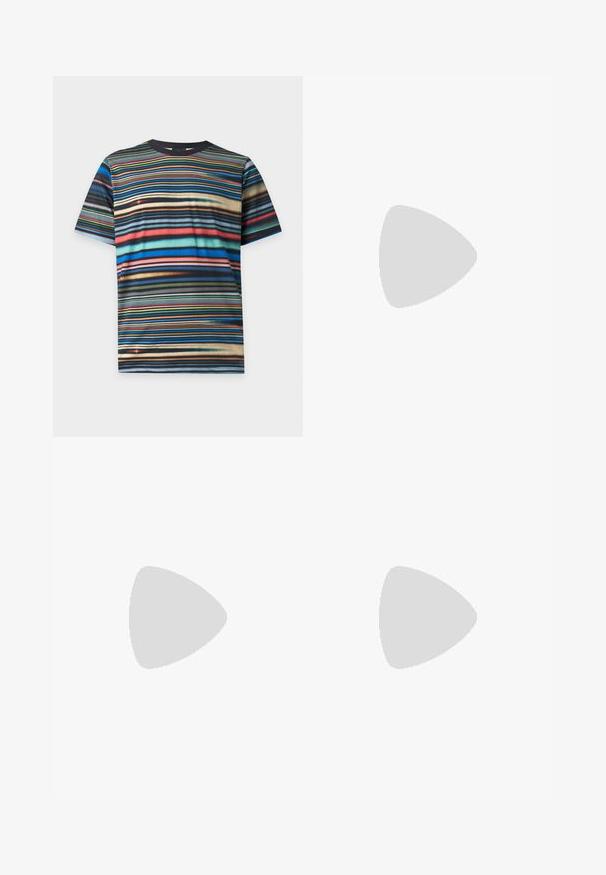 Mehrfarbiges kurzärmeliges T-Shirt mit horizontalen Streifen in Blau-, Rot-, Orange-, Grün-, Schwarz- und Beigetönen auf weißem Hintergrund.; Braune Cordhosen mit taillierter Passform, ausgestattet mit fünf Taschen, einem Knopfverschluss und genähten Details entlang der Nähte.; Weiße Ledersneaker mit glatter Oberfläche, ausgestattet mit einem bunten gestreiften Akzent an der Ferse, goldener Öse und flacher weißer Sole.; Hellbraune Leder-Umhängetasche mit verstellbarem Schulterriemen und Reißverschluss, vor einem schlichten hellen Hintergrund gezeigt.