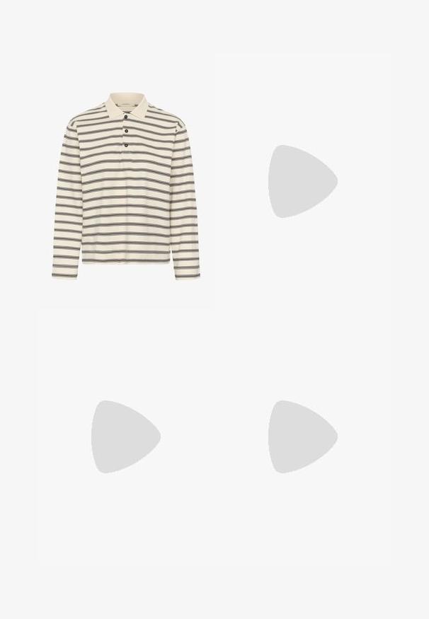 Crèmekleurig poloshirt met lange mouwen, zwarte horizontale strepen en drie zwarte knopen op de voorste knoopsluiting.; Culture CUNAVI CLARINA - Broek - black; Zwarte leren mocassin zonder achterkant met moc-toe stiksel, lage hak en klein gouden embleem op de bovenzijde.; Bruine leren schoudertas met een gebogen vorm, ritssluiting en een afneembare schouderband. Kenmerkt zich door gouden hardware-accenten en zichtbare stiksels.