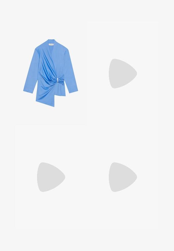 Top envuelto azul hecho de una tela suave, con mangas largas, un detalle de nudo retorcido en la cintura y un dobladillo asimétrico con un acento metálico.; Pantalones de tiro ancho en azul claro con dos pliegues delanteros, dos botones en la cintura y una textura de tela suave.; Tacón slingback de ante azul claro, puntera puntiaguda, correa ajustable en el tobillo con hebilla de metal, plantilla beige natural y tacón bajo.; Bolso clutch plateado brillante con solapa de estilo sobre y adorno decorativo, pequeña correa de cadena plateada, sobre fondo liso claro.