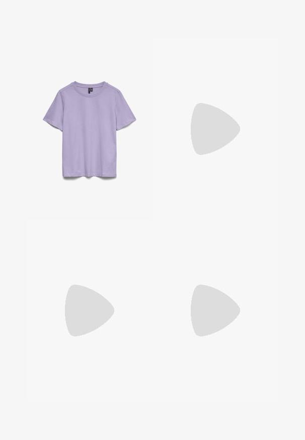 Enkelt lyse lilla T-shirt med korte ærmer og rund hals, vist på en hvid baggrund.; Lyseblå denimjeans med vid benåbning, der har fem lommestile, lynlås i gylpen og diskret falmning på lårene. Rene kantfinish.; Sorte læder flade sko med spids tå, samling detaljer omkring åbningen, og en sølv spænde accent på den justerbare rem.; Bordeaux håndtaske lavet af glansfuldt materiale, rektangulær form, med to skulderremme og subtile buede detaljer på forsiden.