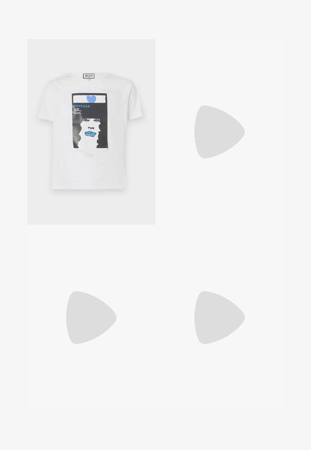 Weißes Baumwoll-T-Shirt mit einem grafischen Druck eines Gesichts mit schwarzen lockigen Haaren, blauen Lippen und einem blauen Herzen, einschließlich Textelementen.; Schwarze Denim-Hosen mit geradem Bein, hohem Bund, vorderen Taschen und silbernem Zubehör am Bund.; Schwarze Leder-Sneaker mit glatter Oberfläche, ausgestattet mit einer weißen Gummisohle, Schnürverschluss und minimalistischen Designelementen.; Giorgio Armani Sonnenbrille - black