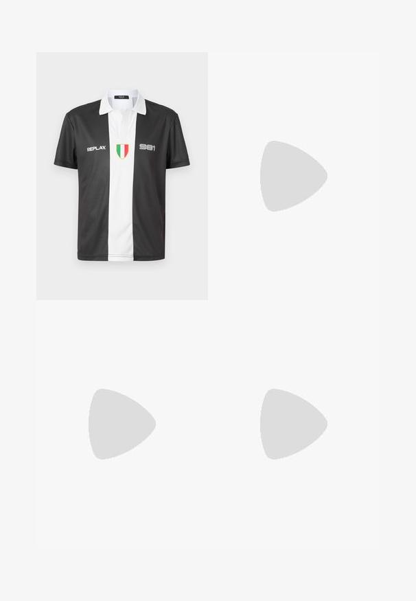 Sort-hvid kortærmet polo skjorte med krave, der har "REPLAY" logo, "981" nummer og italiensk flag emblem på forsiden.; Sorte denim jeans med straight-leg design, der har frontlommer, en knaplukning og en let tekstur. Inkluderer en diskret logo detalje.; Sort læderloafer med robust sål og rødt indvendigt for, placeret i luften over beige tæppe og nær træmøbler.; Rektangulære solbriller med mørkegrønne linser og stel i guldmetal. Har tynde templer med klare accenter og logo på linsen.
