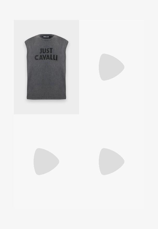 T-shirt noir délavé sans manches avec épaules rembourrées, arborant le texte "JUST CAVALLI" en relief sur le devant.; Pantalon ample en daim gris foncé avec une ceinture élastique et des poches latérales, présenté à plat sur un fond blanc.; Mocassins en cuir noir avec une finition texturée, dotés d'une bride décorative à l'avant et d'un bout arrondi. Semelle en caoutchouc pour plus de durabilité.; Sac bandoulière noir texturé avec une fermeture à rabat et un petit logo en métal sur le devant, présenté sur un fond uni.
