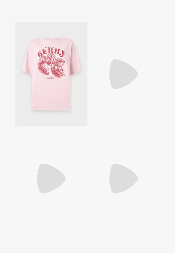 Lichtroze T-shirt met rode geïllustreerde aardbeien, bladeren en tekst met de woorden "SWEET BERRY" en "STOP AND SMELL THE STRAWBERRIES."; Lichtblauwe wijde jeans gemaakt van denim. Kenmerken zijn een rechte snit, een vijfzakkenontwerp en een knoopsluiting aan de taille.; Chunky platform sandalen in crèmekleurig leer met meerdere banden, verstelbare gesp, gestructureerde zwarte zool en contrasterende gele stiksels.; Zwarte leren handtas met afgeronde handvatten, gouden ritssluiting, afneembare schouderriem en een hangende gouden hangslotbedel.