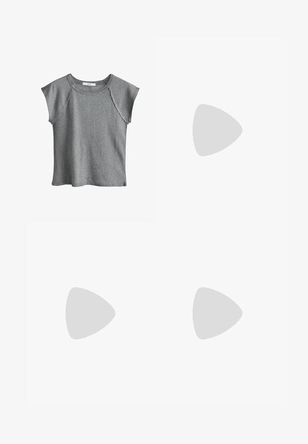 Graues kurzärmeliges T-Shirt aus weicher Baumwolle. Verfügt über einen rundhalsigen Ausschnitt und offene Kanten an den Nähten für eine lässige Passform.; Schwarze Pailletten-Shorts mit körperbetontem Design. Enthält schimmernde Pailletten, glatte Textur und einen Bund für einen sicheren Sitz.; Schwarzer klobiger Sneaker mit dicker Sohle, Schnürverschluss vorn, Obermaterial aus verschiedenen Materialien einschließlich Mesh und Leder sowie Schlaufe an der Ferse.; Schwarze rechteckige Brille mit klaren Gläsern, abgerundeten Kanten und seitlichen Akzenten, mit glänzender Oberfläche des Rahmens und der Bügel.