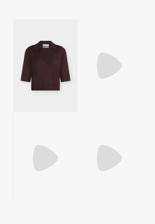 Polo en maille marron foncé à manches courtes avec col et ouverture en V, présenté sur un fond uni gris clair.; ICHI IHKATE WIDE PA2 - Pantalon classique - chocolate torte; Chaussure à talon haut en daim marron à bout pointu, avec une fine bride de cheville et une boucle argentée sur fond blanc.; Sac à main rectangulaire en cuir marron foncé avec longues lanières fines et fermeture éclair dorée, marqué ALDO au centre devant.