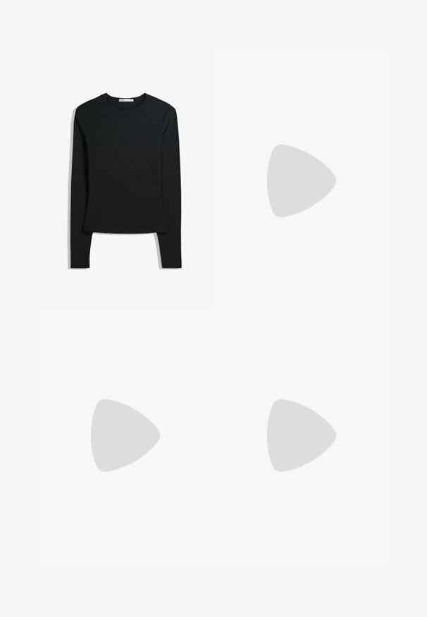 Zwarte langermige shirt van zachte stof, met een ronde halslijn en een aansluitend ontwerp met een rechte zoom en minimale stikseldetails.; Lichtblauwe denim jeans, hoog in de taille, met een recht model. Bevat klassieke vijf-pocket styling en subtiele vervaging aan de voorkant.; Witte mesh sneaker met zwarte strepen, beige suède neuskapje en hielaccent, gestructureerde rubberen zool en witte veters. Klassiek ontwerp met lage schacht.; Strakke zwarte ovale zonnebril met donkere glazen en rechte pootjes, rustend op een wit oppervlak.