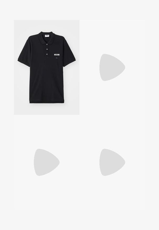 Polo noir en coton, doté d'un col classique, de trois boutons et d'un logo Moschino blanc sur la zone gauche de la poitrine.; Pantalons en coton noir avec une coupe droite, dotés d'une fermeture à bouton à l'avant, de deux poches latérales et d'une petite étiquette de marque sur la taille.; Sandales en caoutchouc noir avec design découpé, dotées d'une fermeture à boucle dorée et d'une semelle intérieure texturée. Logo frappé sur le talon.; Sac bandoulière noir en nylon avec rabat, doté d'une fermeture à bande logo proéminente, d'une bandoulière réglable et de détails de surpiqûres sur les côtés.