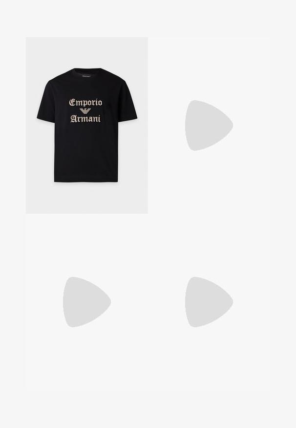 Čierne tričko s krátkym rukávom a béžovým textom "Emporio Armani" a vyšívaným logom orla v prednej strede.; Tmavomodré denimové nohavice so sviežim strihom, s rolovanými manžetami z textúrovaného hnedého materiálu s logom. Štandardný dizajn s piatimi vreckami.; Biela nízka teniska so sivým pätovým pásikom, bielymi šnúrkami a členitou podrážkou, zobrazená na jednoduchom svetlom pozadí.; Malá obdĺžniková modro-biela vzorovaná crossbody taška s predným námorníckym vreckom, čiernym koženým remienkom na pracku a nastaviteľným ramenným popruhom.