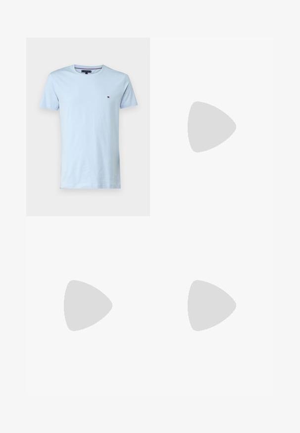 Φωτεινό γαλάζιο κοντομάνικο T-shirt με στρογγυλή λαιμόκοψη και μικρό λογότυπο σημαίας Tommy Hilfiger στο αριστερό στήθος.; Ριγέ σορτσάκια σε ναυτικό μπλε και λευκό, με τρύπες ζώνης, κλείσιμο με κουμπί, δύο πλευρικές τσέπες και κατευθείαν γραμμή που τελειώνει λίγο πάνω από το γόνατο.; Λευκό αθλητικό παπούτσι με άνω μέρος από λείο δέρμα και χαμηλό προφίλ. Διαθέτει στρογγυλεμένη μύτη, έξι τρυπούλες και υφασμένη καουτσούκ σόλα.; Μπλε καμβά τσάντα ώμου με εμπρόσθια τσέπη με φερμουάρ, διπλούς ιμάντες ώμου και ορθογώνιο σχήμα. Διαθέτει διακριτική ετικέτα με το λογότυπο της μάρκας.
