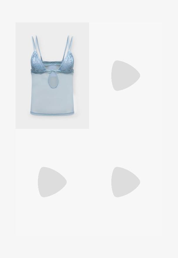Brassière en dentelle bleu clair avec double bretelles fines et tissu en maille sous la poitrine, avec une petite découpe ovale au centre.; Jean en denim bleu à coupe ample, avec des motifs graphiques jaunes sur la jambe gauche et un petit motif près de l'ourlet inférieur.; Baskets montantes blanches en cuir, dotées d'une sangle à boucle, d'un bout rond, d'une semelle épaisse et de détails de couture verticaux.; Sac à main synthétique blanc avec une silhouette incurvée, une bandoulière réglable, une boucle décorative, du matériel en argent et une étiquette bleue attachée.