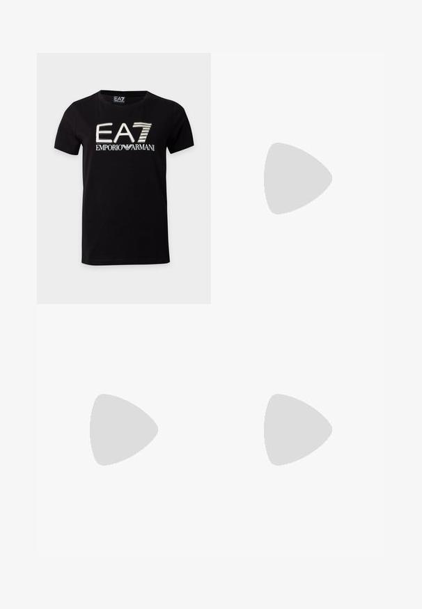 Sort kortærmet t-shirt med rund halsudskæring med stort hvidt og guld EA7 Emporio Armani-logo foran.; Sorte tapered sweatpants med snøre i taljen og manchetter ved anklerne, præsenteret på en simpel hvid baggrund.; Hvide sneakers med en struktureraad læderoverdel, rund tå og snørebåndsdesign. Tykk hvid gummisål med struktureret grebsmønster.; Sort læder-rygsæk med snøre, med for- og sidelommer med lynlås, med præget "EA7 Emporio Armani" logo på frontlommen.