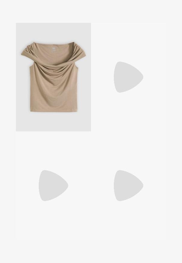 Beige ærmeløs top med en bred, draperet off-shoulder halsudskæring lavet af blødt, letvægtsstof.; Mørkeblå, vide jeans lavet af denim, med høj talje, fem-lomme design og kontrasterende orange syninger langs sømmene.; Sort læder cowboystøvle med dekorative udskæringer, sølvspænde og skrå hæl, vist på hvid baggrund.; Brun læderhåndtaske med en rund form, to frontlommer med lynlås og en aftagelig skulderrem. Udstyret med hardware og syninger i sølvfarve.