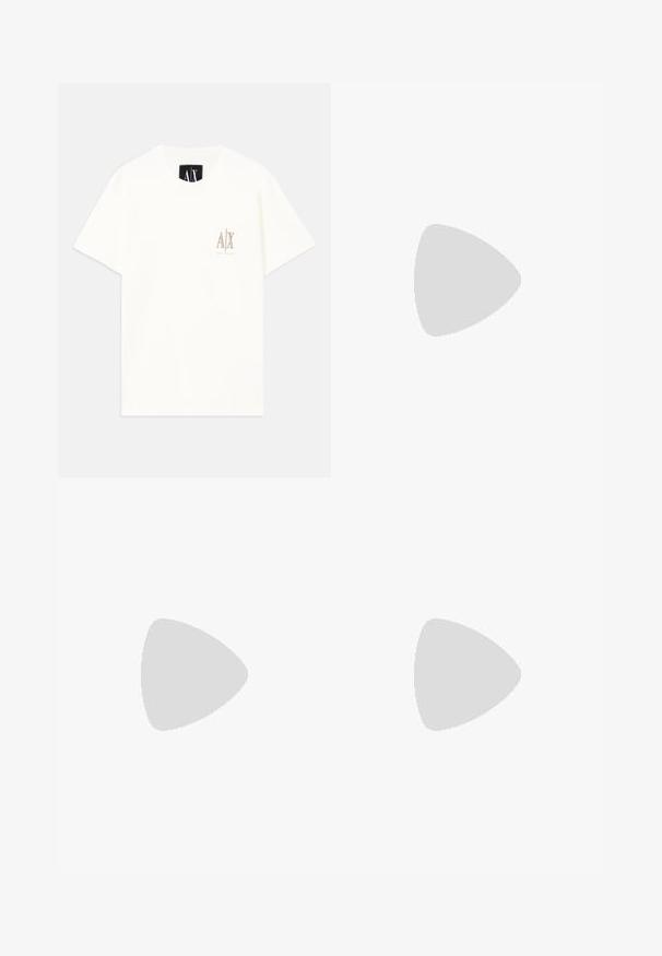 Hvid kortærmet bomulds t-shirt med et lille broderet logo i beige på brystet. Rund halsudskæring med en afslappet pasform.; Sorte bukser med en skrædderfitting, der har glat front, enkelte plisseringer og en knaplukning. Lavet af glat stof, velegnet til formelt tøj.; Beige sneakers med en tekstureret overdel, hvide såler og stikninger, parret med beige bukser, præsenteret på en grå overflade.; Sort nylon taske med en frontlomme med lynlås, der har en glat overflade og et logo som accent. Struktureret design med fold-over top.