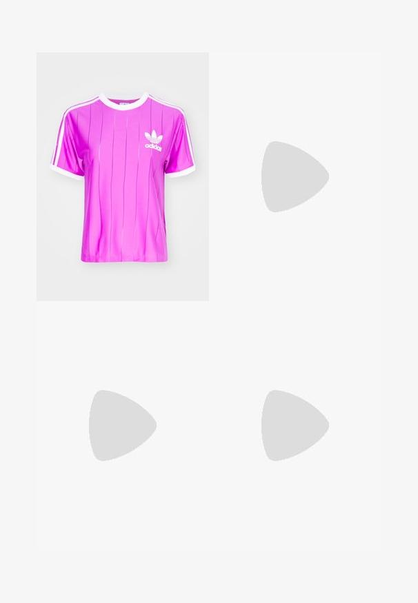 adidas Originals 3 S TEE - Camiseta estampada - purple burst; Jeans de pierna ancha de cintura alta en azul claro con cierre de botón, bolsillos frontales, pasadores para cinturón y un sutil desgaste.; Piernas con calcetines blancos y zapatillas Adidas Gazelle negras con rayas blancas y suelas marrones gruesas sobre un suelo alfombrado gris.; Bolso bandolera de pana marrón con correa ajustable, cierre de cremallera y detalles laterales con cordón sobre fondo blanco.