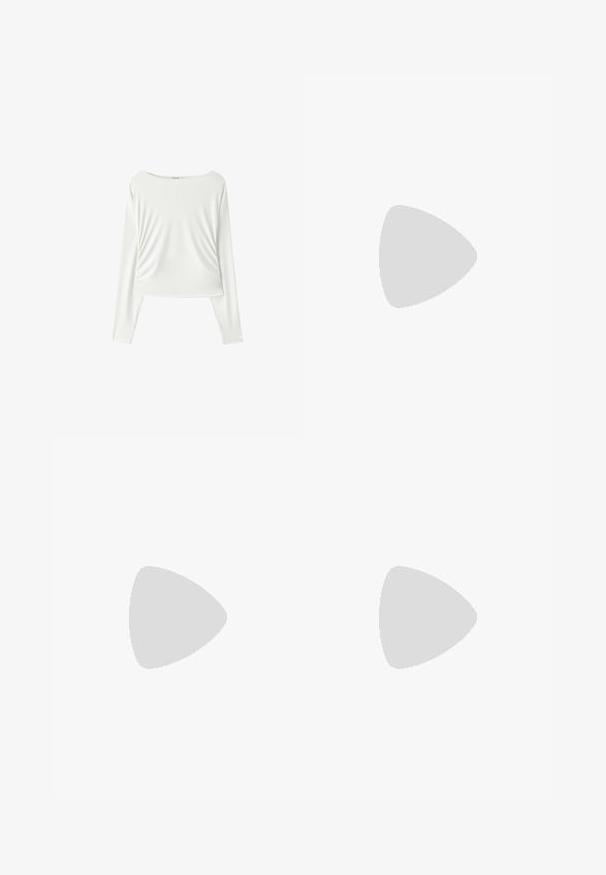 Haut blanc à manches longues pour femme avec un col bateau et des fronces discrètes sur les côtés, présenté sur un fond blanc uni.; Pantalon court à jambes larges gris clair avec taille élastique et cordon à l'avant, fabriqué en tissu tricoté doux.; Baskets blanches avec rayures argentées, embout en daim et bande velcro. Semelle en caoutchouc gomme texturée. Design minimaliste avec une finition lisse.; Sac à épaule en cuir noir avec fermeture éclair et une fine bandoulière simple suspendue vers le haut sur un fond blanc.