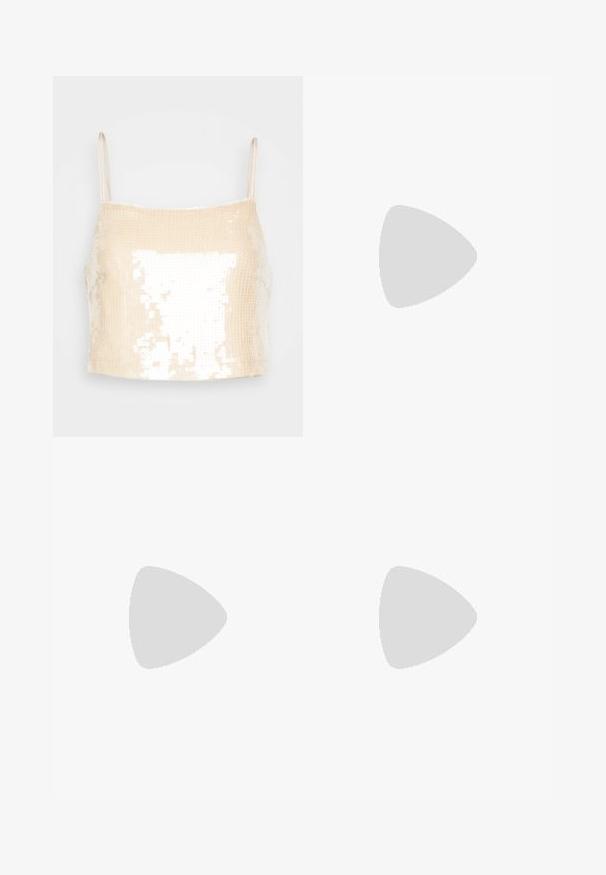Beige crop top med tynde stropper, der har en pailletoverflade som reflekterer lys og skaber en glitrende effekt over hele overfladen.; Sorte, højglans, faux læderbukser med brede ben, klassisk fem-lomme design, knap- og lynlåslukning samt blank overflade.; Sølv patentlæder slingback højhælede sandal med en smal tårem, justerbar spænde og en slank hæl.; Sølvmetallic håndtaske med en buet form, lynlåslukning og skulderrem. Har et præget "CK" logo på fronten.