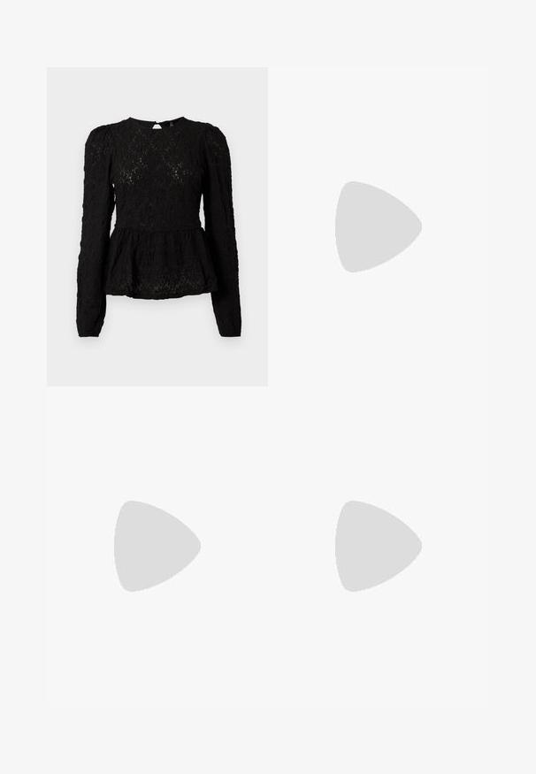 Zwarte blouse met lange mouwen, een gestructureerd patroon, een peplum taille en een sleutelgatdetail op de rug. Gemaakt van lichte, geweven stof.; Blauwe denim spijkerbroek met een mid-rise taille, vijf zakken, knoop- en ritssluiting en uitlopende pijpen tegen een effen witte achtergrond.; Zwarte lakleren slingback schoenen met een spitse neus en een lage blokhak. Verstelbare gespband bij de enkel.; Kleine zwarte glanzende handtas met twee lange hengsels en zijkant trekkoord details op een effen lichte achtergrond.